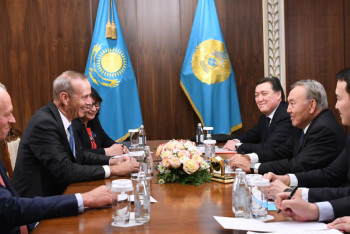 Фотография к новости: Назарбаев провел встречу с руководством компании "Шеврон"  