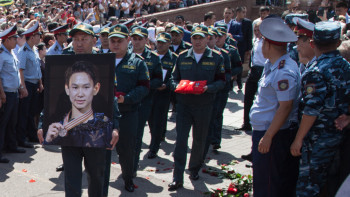 Фотография к новости: She won't be mine: Дениса Тена провели в последний путь