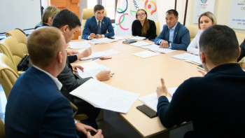 Фотография к новости: Серик Сапиев рассмотрел бытовые условия спортсменов во время тренировочных сборов