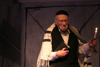 Фотография к новости: Назарбаев присвоил звание "Қазақстанның Еңбек Ері" артисту алматинского театра