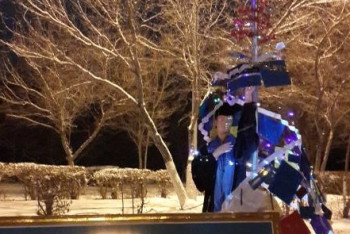 Фотография к новости: Зачётками и шпаргалками украсили студенты ёлку в Караганде