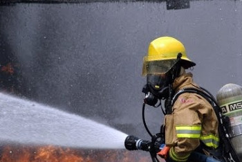 Фотография к новости: Пожар на складе в Алматы: Сброшено более 60 тонн воды, ликвидация огня продолжается