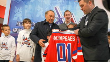 Фотография к новости: Нурсултан Назарбаев осмотрел новую ледовую арену в Актобе 