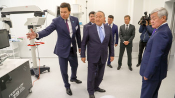 Фотография к новости: Глава государства ознакомился с работой офтальмологического центра ТОО "DaruZharygy"