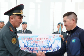 Фотография к новости: Совершившего второй подъем на Эверест казахстанского альпиниста встретили в Астане 