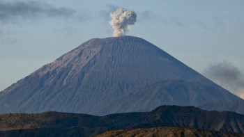 Фотография к новости: Более 500 туристов спасли со склона вулкана в Индонезии