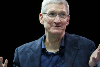 Фотография к новости: Будь умницей! – глава Apple подарил астанчанке MacBook 