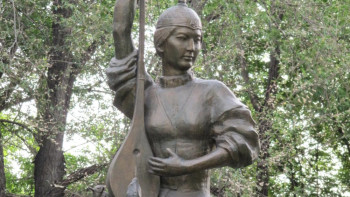 Фотография к новости: Вандалы украли домбру со скульптуры Акын Сара в Талдыкоргане