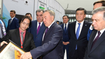 Фотография к новости: Главы государств СНГ посетили презентацию МФЦА