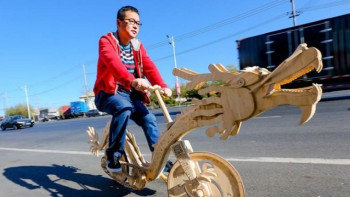 Фотография к новости: Житель Китая собрал велосипед из палочек для мороженого 