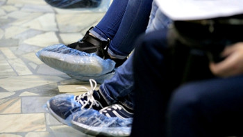 Фотография к новости: В поликлиниках Астаны отменили бахилы