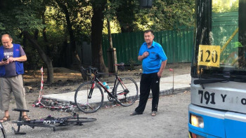 Фотография к новости: Не поделили дорогу: водитель автобуса наехал на велосипедистов в Алматы