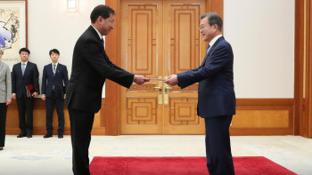 Фотография к новости: Посол Казахстана в Корее вручил президенту верительные грамоты