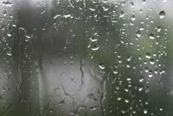 Фотография к новости: Ураган с дождём и градом накрыл Астану