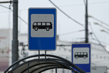 Фотография к новости: Водитель легковушки сбил людей на остановке в Атырау, есть пострадавшие 