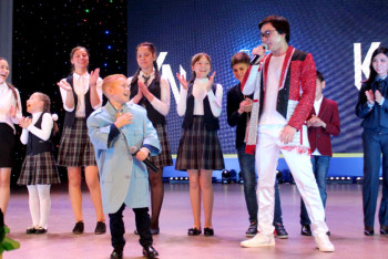 Фотография к новости: Кайрат Нуртас подарил свой костюм воспитаннику жамбылского детского дома