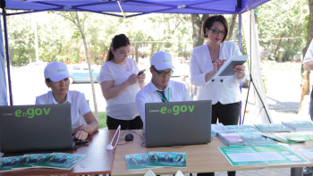 Фотография к новости: Собрать необходимые справки родителям помогают на школьных ярмарках в Алматы 