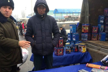 Фотография к новости: Спасатели проверяют качество пиротехники на рынках Алматы