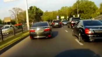 Фотография к новости: Кортеж из тонированных машин без номеров в Алматы возмутил казахстанцев