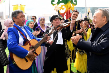 Фотография к новости: Назарбаев и Сагинтаев станцевали на площади Независимости в Астане 