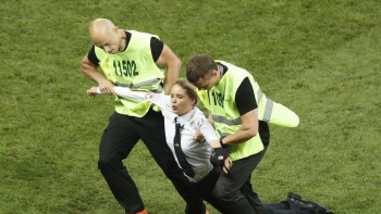 Фотография к новости: Полиция возбудила дела против Pussy Riot за попытку сорвать финал Чемпионата мира