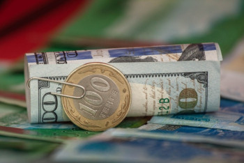 Фотография к новости: Курс доллара составил 380 тенге 