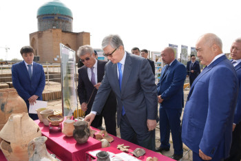 Фотография к новости: Президент посетил мавзолей Ходжа Ахмеда Яссави