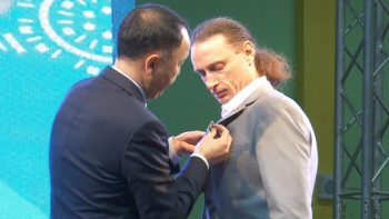 Фотография к новости: Чемпион Паралимпийских игр Александр Колядин награжден орденом "Құрмет"