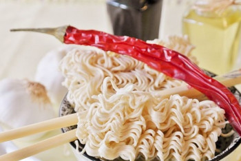 Фотография к новости: Медики вновь выявили лапшу с ГМО в торговой сети столицы