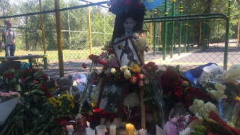 Фотография к новости: Алматинцы продолжают возлагать цветы к месту трагедии с Денисом Теном