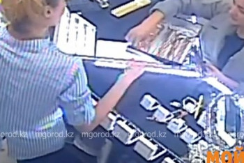 Фотография к новости:   Болтливая девушка из Уральска украла золотую цепочку и попала на видео 