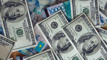 Фотография к новости: Доллар превысил 371 тенге 