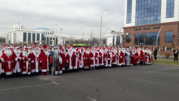 Фотография к новости: В Ташкенте впервые прошло шествие Дедов Морозов
