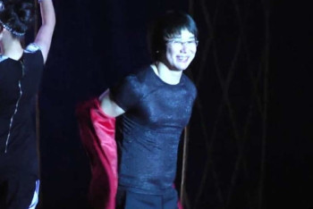 Фотография к новости: Мальчик пришел в восторг от пиджака Кайрата Нуртаса