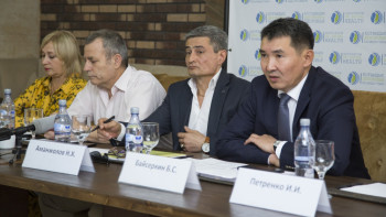 Фотография к новости: Способ продлить жизнь ВИЧ-положительным казахстанцам предложили медики