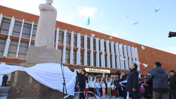 Фотография к новости: В Актау открыли памятник Абаю Кунанбаеву