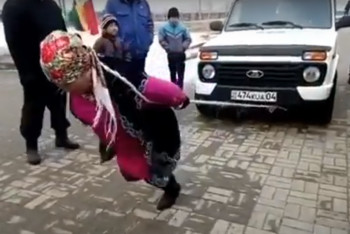 Фотография к новости: Видео "суровой актюбинской женщины" взорвало казнет