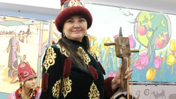 Фотография к новости: Павлодарка лечит людей от депрессии мелодиями кобыза 