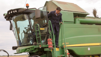 Фотография к новости: Как будто на самолёте летишь – Жумагалиев о своей первой поездке на комбайне 