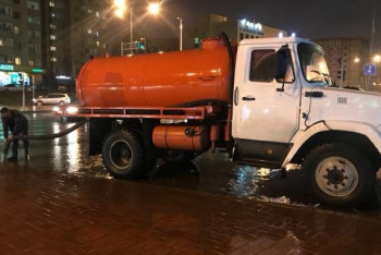 Фотография к новости: Люди на лодках, автобусы в воде: дождь атаковал Астану