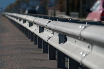 Фотография к новости: Крали и сдавали на металл придорожные отбойники трое талдыкорганцев 