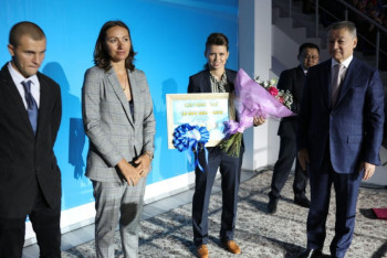 Фотография к новости: Юлии Галышевой вручили ключи от авто и квартиры в ВКО