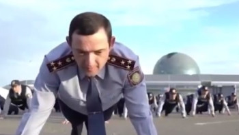 Фотография к новости: Столичные полицейские запустили спортивный флешмоб 