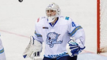 Фотография к новости: Вратарь "Барыса" представил шлем с казахским орнаментом