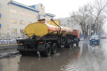 Фотография к новости: Откачку воды в местах подтопления продолжают коммунальные службы Байконура