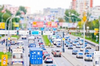 Фотография к новости: Видео танцующего над проезжей частью мужчины в Уральске попало в сеть