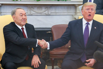 Фотография к новости: Как руку пожмёшь, так переговоры и пройдут: СМИ о встрече Назарбаева и Трампа