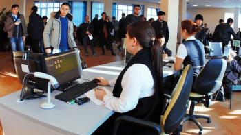 Фотография к новости: Сотрудница павлодарского ЦОНа получила строгий выговор за коробку Raffaello