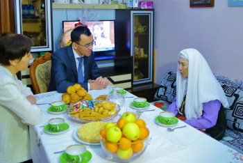 Фотография к новости: Ашимбаев поздравил столичную долгожительницу с 8 марта