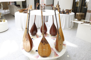 Фотография к новости: Коллекцию домбры и ценные находки из городища Сарайшык привезли в Астану